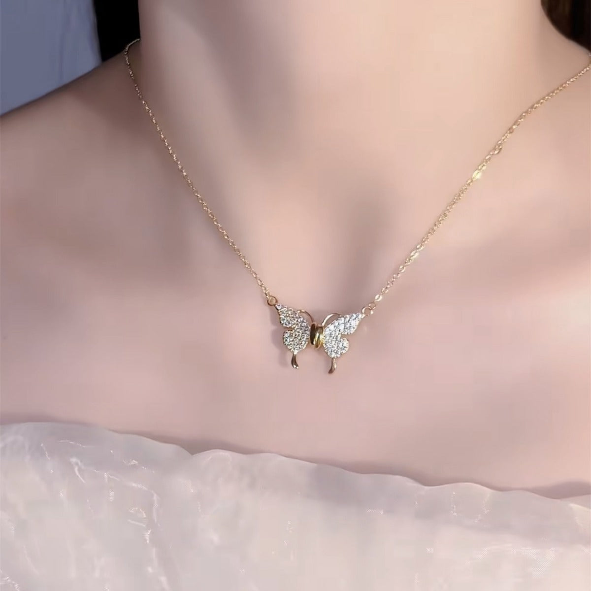 Collar Mariposa Magnética